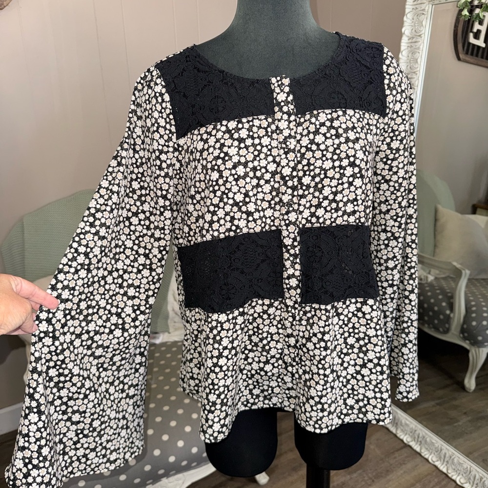 Soieblu • Ditsy Floral Lace Bell Sleeve Blouse